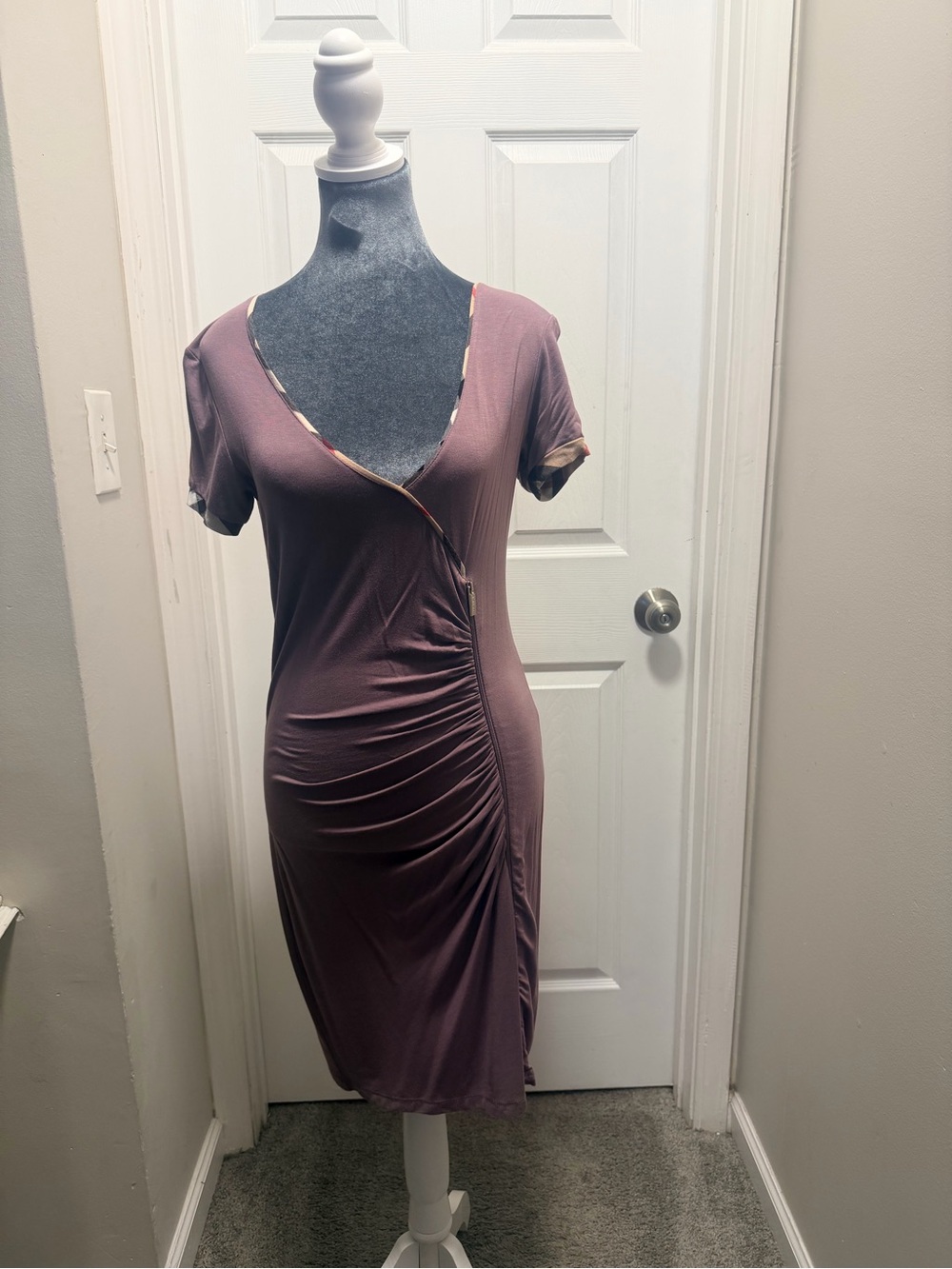 Burberry London Ruched V-Neck Midi Dress in Mauve M has been dry cleaned only